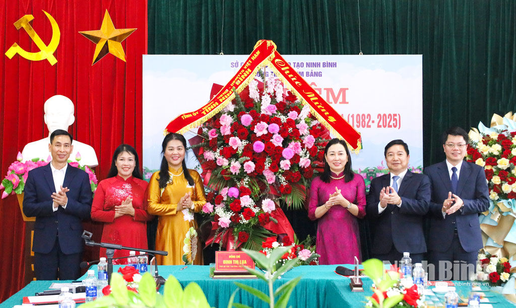 Đồng chí Đinh Thị Lụa, Phó Bí thư Thường trực Tỉnh ủy tặng hoa chúc mừng Trường THPT A Kim Bảng nhân ngày Nhà giáo Việt Nam 20-11.