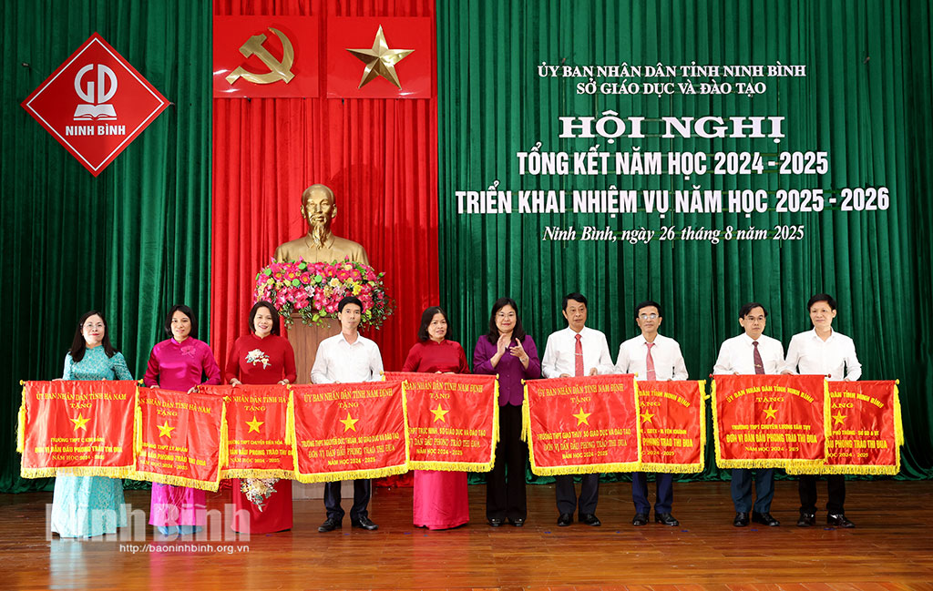 Đồng chí Hà Lan Anh, Tỉnh ủy viên, Phó Chủ tịch UBND tỉnh trao cờ cho các tập thể dẫn đầu phong trào thi đua.