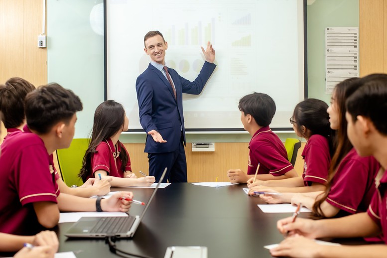 Từ 25/9 áp dụng quy định mới về dạy và học bằng tiếng nước ngoài- Ảnh 1.