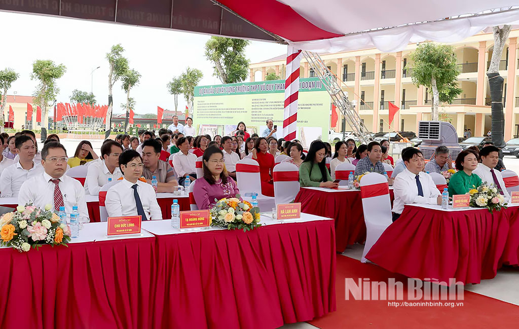 Các đại biểu tham dự lễ khánh thành.