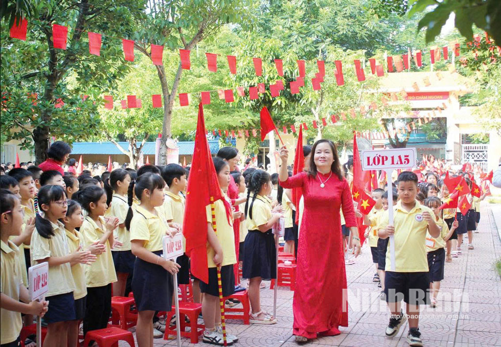 Cô và trò Trường Tiểu học Nguyễn Viết Xuân (phường Nam Định) hân hoan bước vào năm học mới 2025-2026.