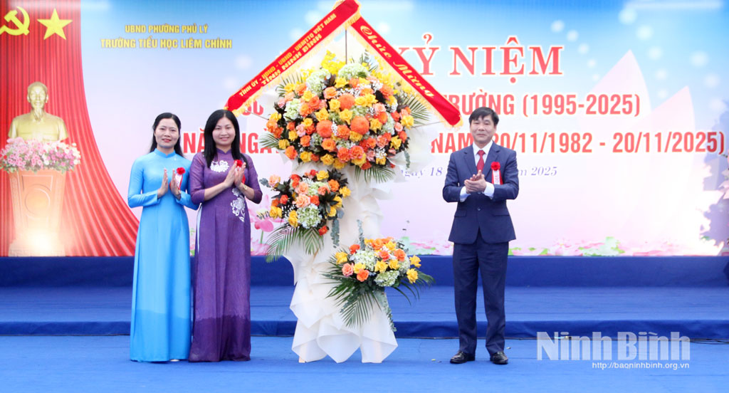 Đồng chí Nguyễn Anh Chức, Ủy viên BTV Tỉnh ủy, Phó Chủ tịch UBND tỉnh tặng hoa chúc mừng thầy và trò Trường Tiểu học Liêm Chính nhân kỷ niệm 30 năm ngày thành lập trường.