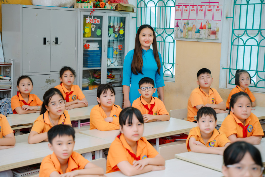 Cô, trò Trường Tiểu học Trần Tế Xương (Nam Định, Ninh Bình) trong ngày khai giảng năm học 2025-2026.