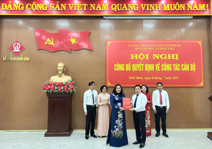 Giám đốc Sở GD&ĐT Ninh Bình Nguyễn Tiến Dũng trao quyết định bổ nhiệm Trưởng Phòng Giáo dục Tiểu học cho bà Nguyễn Thúy Hường.