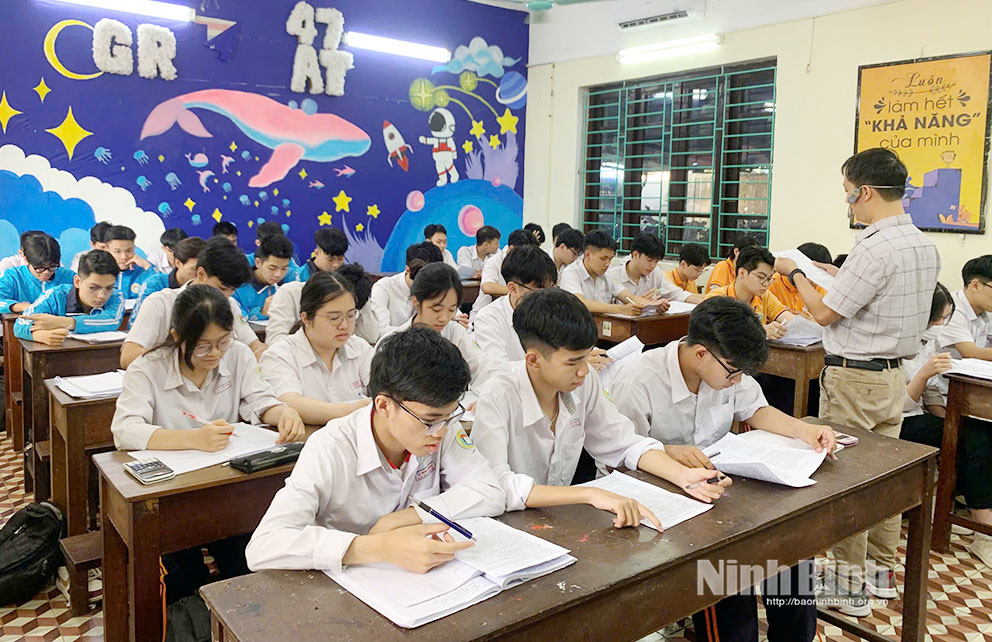 Giờ học của thầy và trò Trường THPT B Nguyễn Huệ. Ảnh: PV