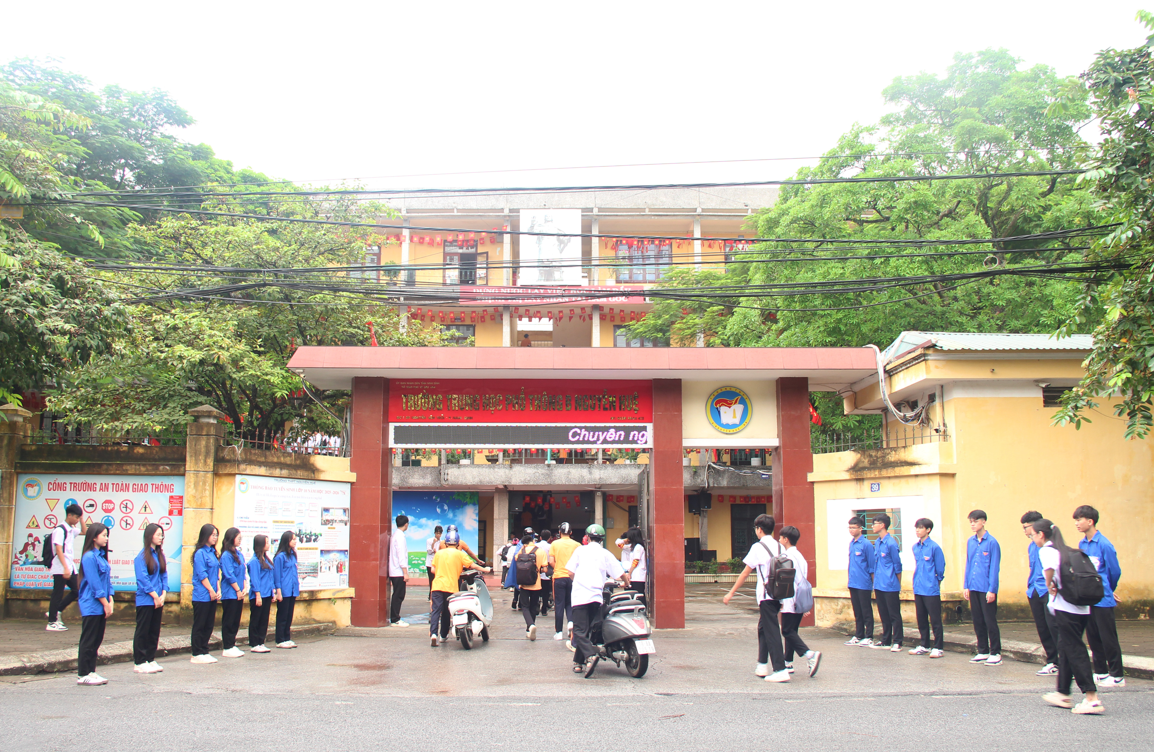 Đội Thanh niên tình nguyện Trường THPT B Nguyễn Huệ (phường Nam Định) tham gia bảo đảm an toàn giao thông khu vực cổng trường.