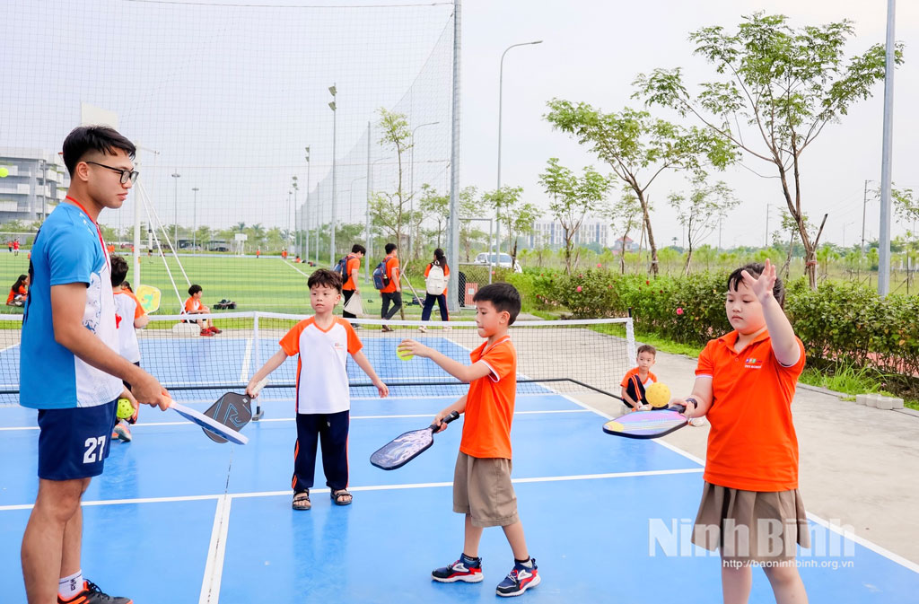 Câu lạc bộ Pickleball của FPT School Hà Nam thu hút đông đảo học sinh tham gia sau mỗi giờ học chính khoá.
