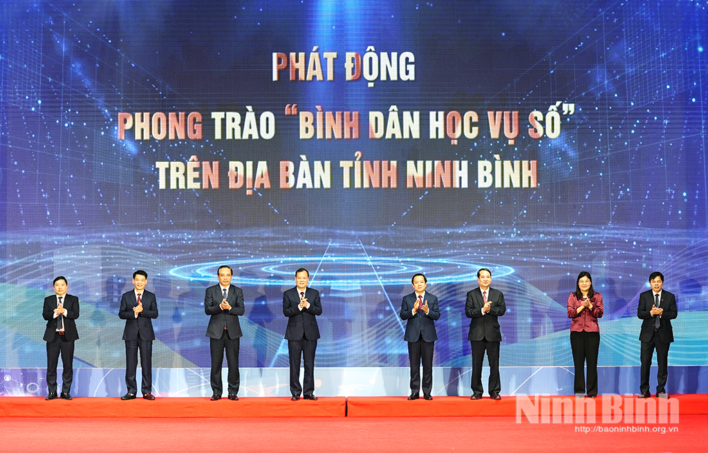 Các đồng chí lãnh đạo tỉnh thực hiện nghi thức phát động Phong trào “Bình dân học vụ số” trên địa bàn tỉnh.