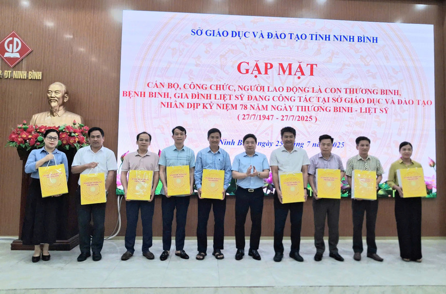 Ông Nguyễn Tiến Dũng thay mặt lãnh đạo Sở GD&ĐT tặng quà tới các cán bộ, công chức, người lao động là con thương bệnh binh, gia đình liệt sĩ chiều 25/7. Ảnh: Sở GD&ĐT Ninh Bình.