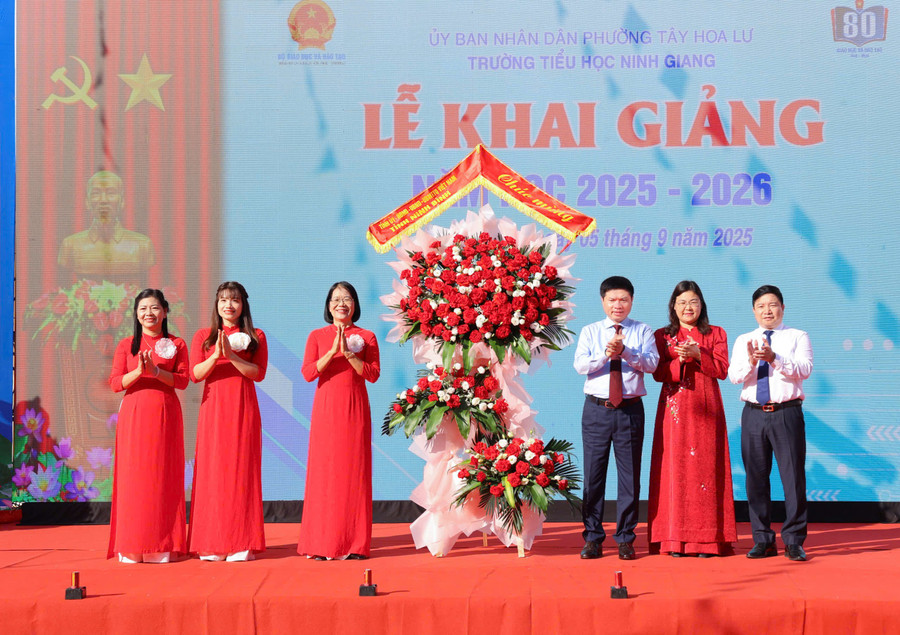 Ông Trương Quốc Huy (thứ 3 từ phải sang) - Ủy viên Trung ương Đảng, Bí thư Tỉnh ủy Ninh Bình; bà Hà Lan Anh (thứ hai từ phải qua) - Phó Chủ tịch UBND tỉnh Ninh Bình; ông Nguyễn Tiến Dũng (bìa phải) - Giám đốc Sở GD&ĐT Ninh Bình dự lễ khai giảng năm học mới 2025-2026 tại Trường Tiểu học Ninh Giang, phường Tây Hoa Lư sáng 5/9. Ảnh: Sở GD&ĐT Ninh Bình.