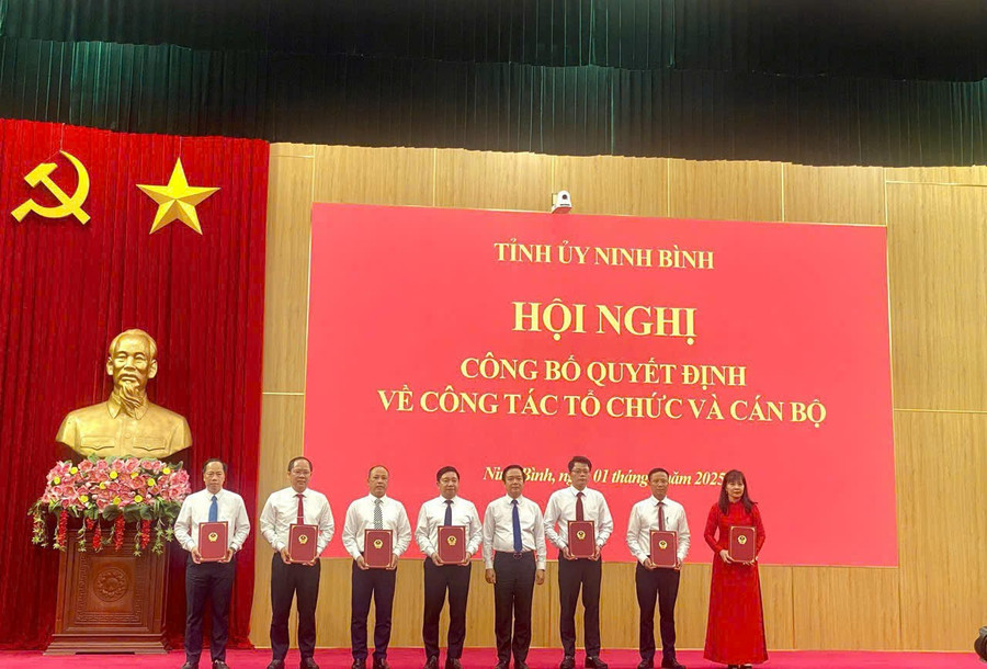 Lãnh đạo UBND tỉnh Ninh Bình trao quyết định bổ nhiệm Giám đốc Sở GD&ĐT Ninh Bình cho ông Nguyễn Tiến Dũng (thứ 4 từ trái sang) và 6 Phó Giám đốc Sở. (Ảnh: Sở GD&ĐT Ninh Bình)