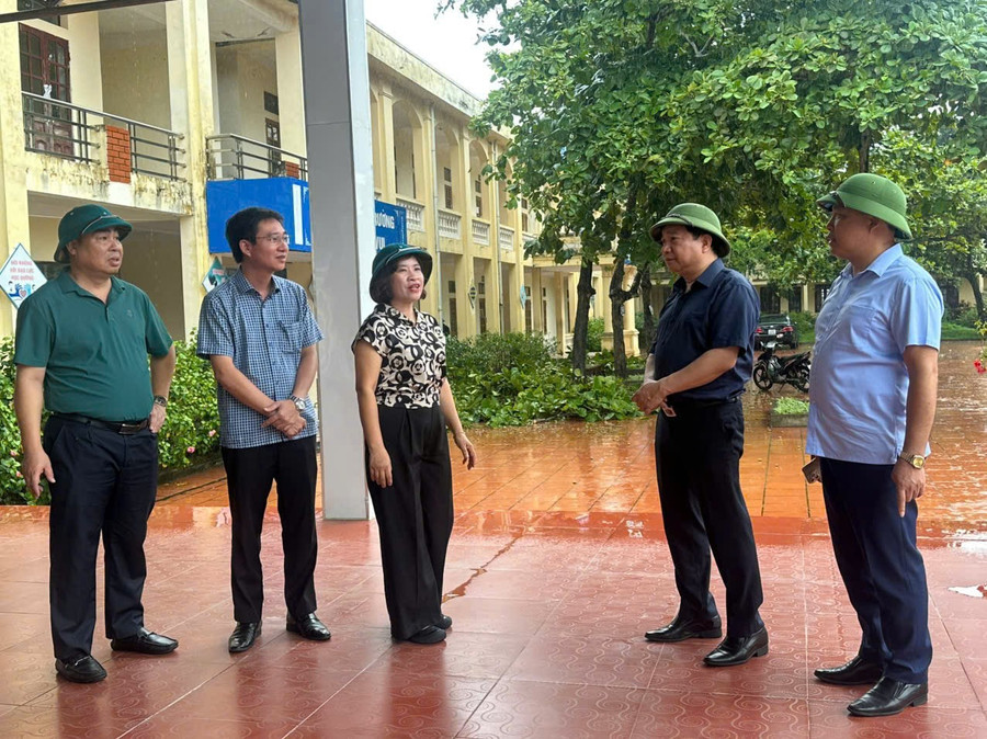 Lãnh đạo Sở GD&ĐT Ninh Bình kiểm tra công tác phòng, chống bão số 3 tại Trường THPT Bình Minh (Ninh Bình).