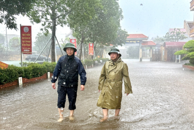 Lãnh đạo Sở GDĐT kiểm tra, chỉ đạo công tác ứng phó và khắc phục hậu quả do cơn bão số 10 tại các cơ sở giáo dục