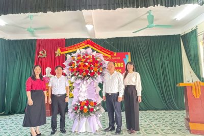 Đồng chí Đinh Văn Khâm, Phó Giám đốc Sở Giáo dục và Đào tạo thăm và chúc mừng Trường THCS Thanh Nghị, xã Thanh Lâm trước ngày Khai giảng năm học mới