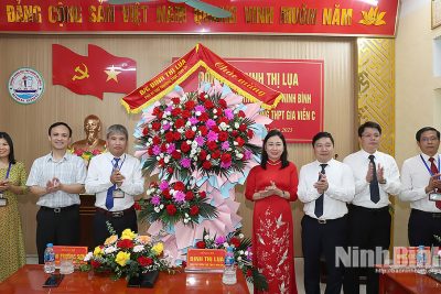 Đồng chí Phó Bí thư Thường trực Tỉnh ủy Đinh Thị Lụa làm việc với Trường THPT Gia Viễn C