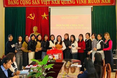 CHIA TAY GIÁO VIÊN NGHỈ HƯU